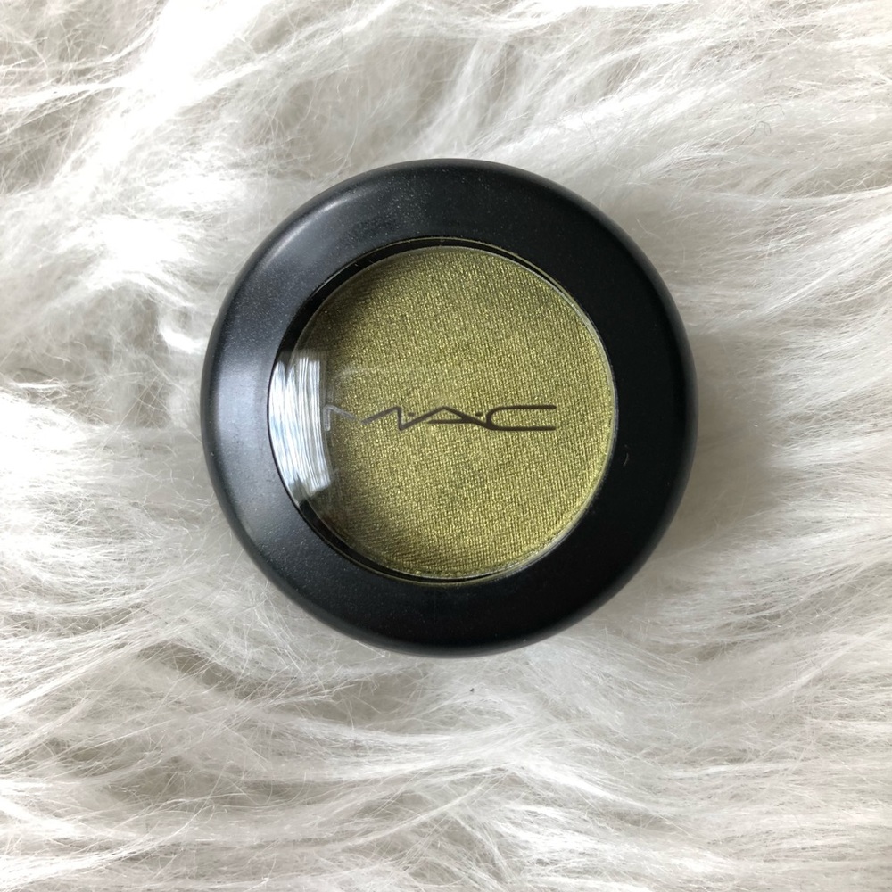 NIB MAC Green Eyeshadow - Lucky Green Veluxe Pearl